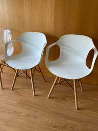 Cadeiras brancas e transparentes em polipropileno