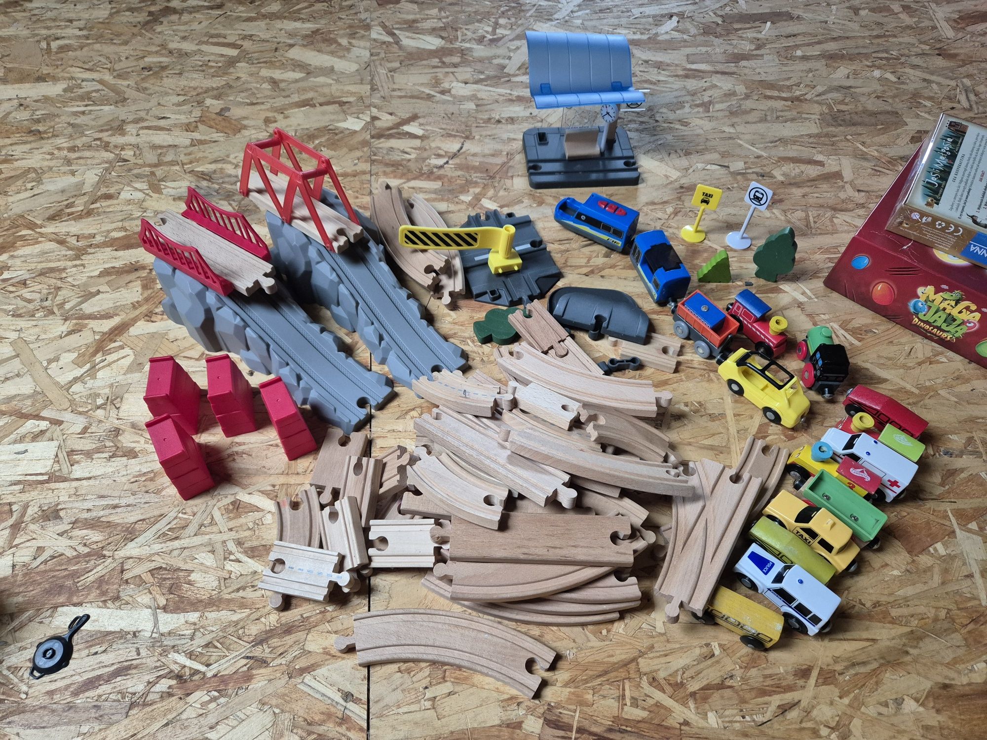 PLAYTIVE DREWNIANA KOLEJKA Pociąg Pasażerski Tory
Opis produktu

s