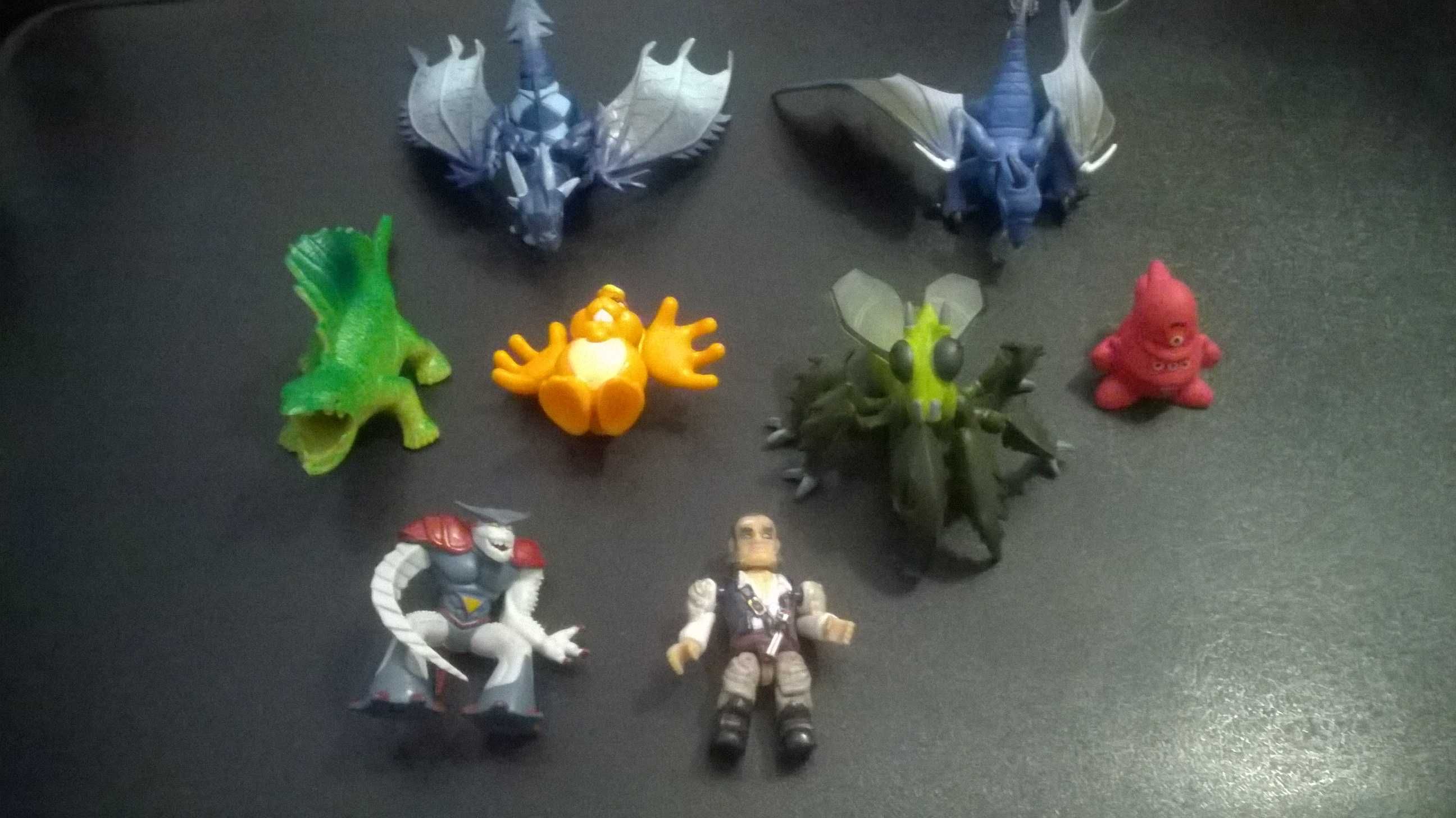 diversas figuras em plástico e pvc