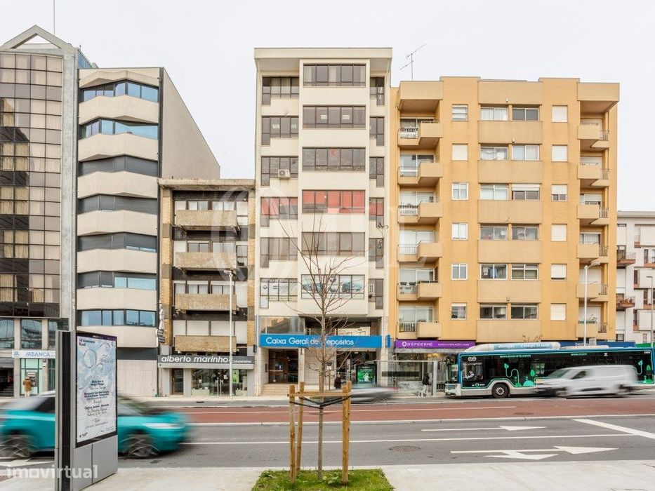 Escritório com garagem na Avenida da Boavista, Porto.