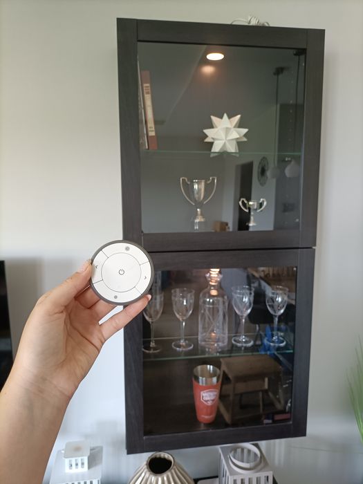 Wisząca podwójna czarna witryna Ikea ze sterowanym oświetleniem