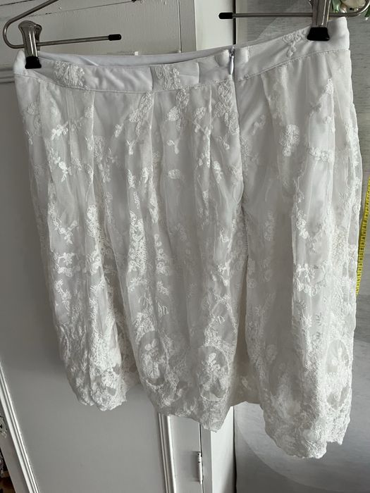 Biała koronkowa spódnica boho