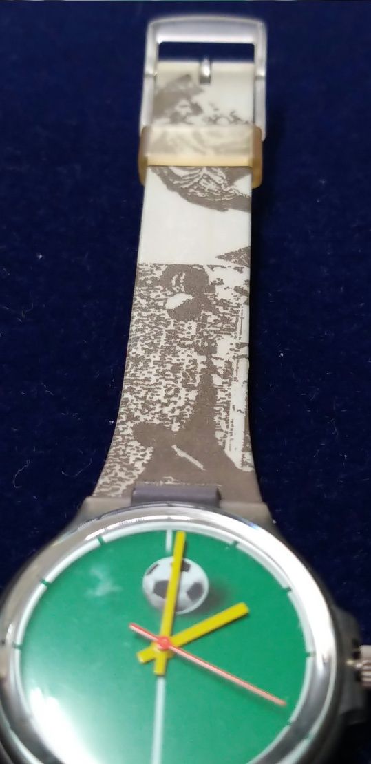 Relógio tipo Swatch.