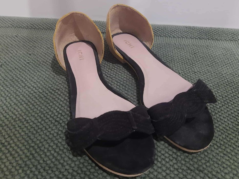 Czarno beżowe/złote klapki z zakrytą stopą