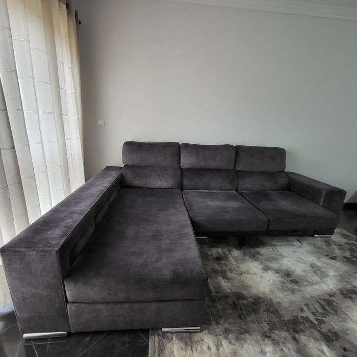 Sofá cinzento de 3 lugares com chaise longue
