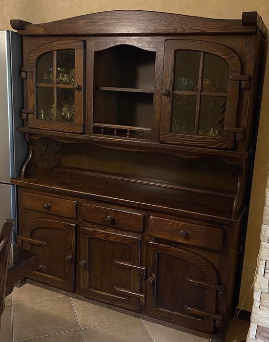 Zestaw drewnianych mebli w stylu rustykalnym – komoda i szafka RTV