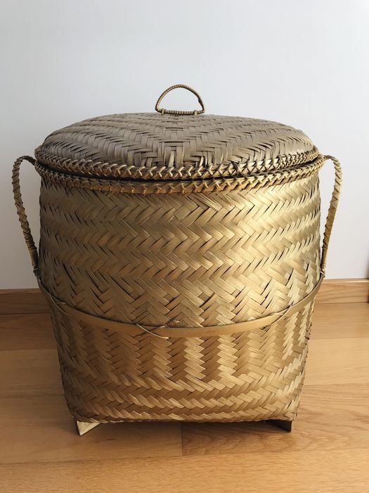 Cesto dourado com tampa