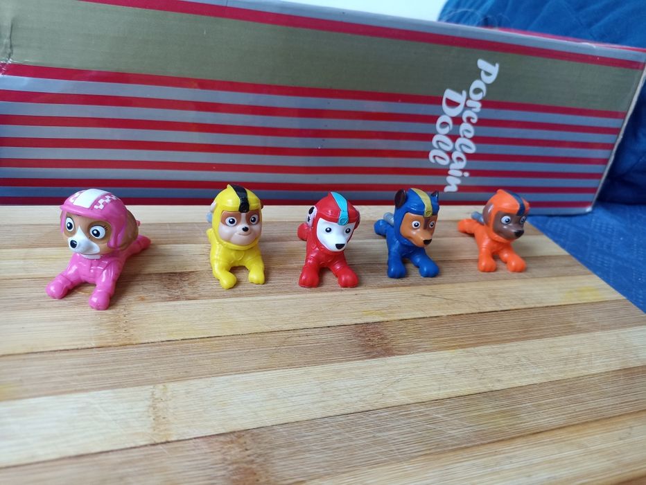5 figurek z Psiego patrolu psy w pozycji leżącej