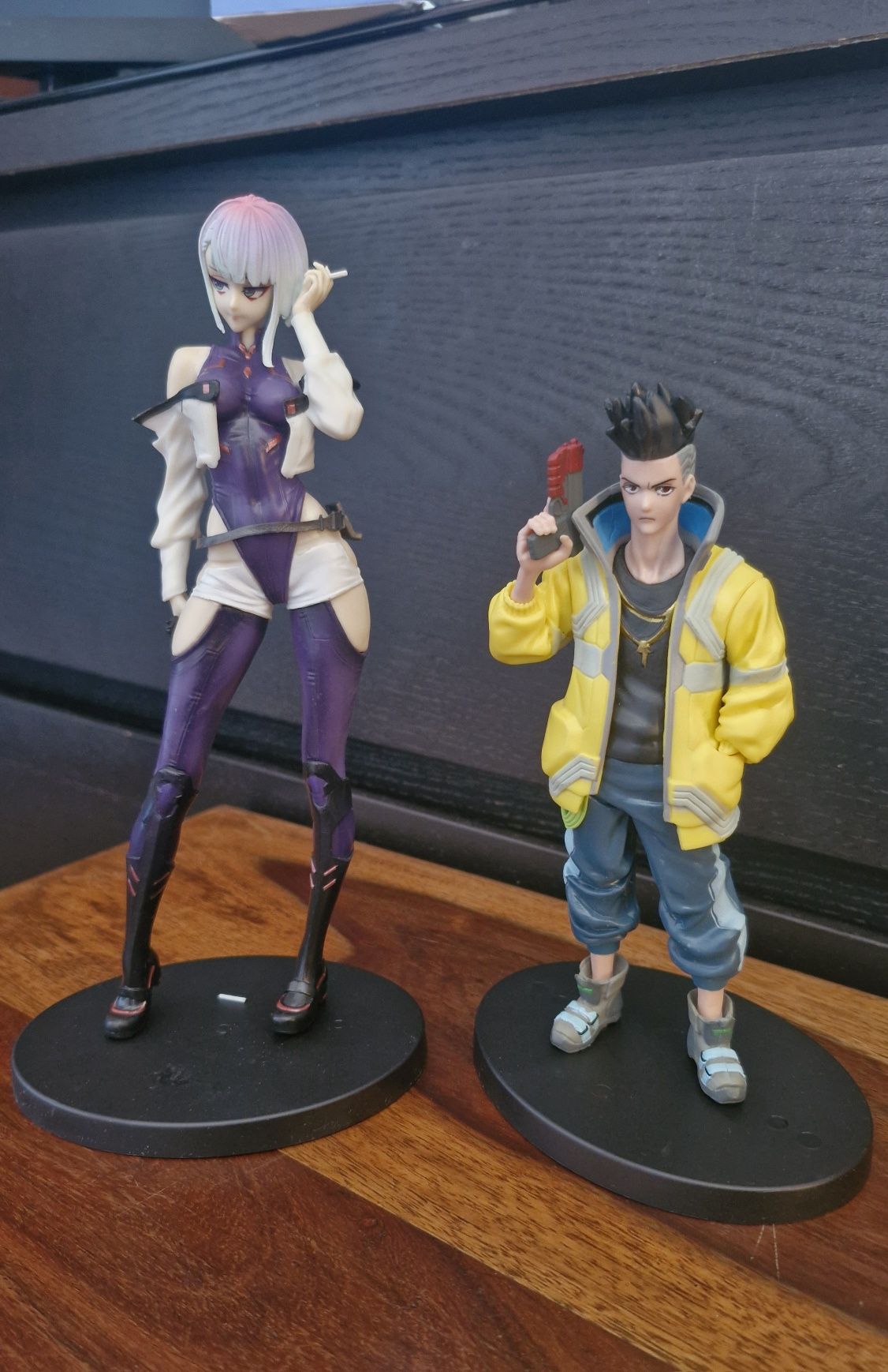 Vendo duas figuras de coleção inspiradas no anime Cyberpunk: Edgerunne