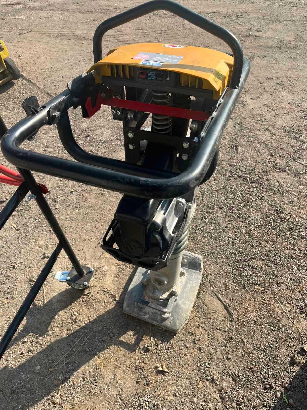 Аккумуляторная вибротрамбовка AS50e  Wacker Neuson вибронога вибролапа