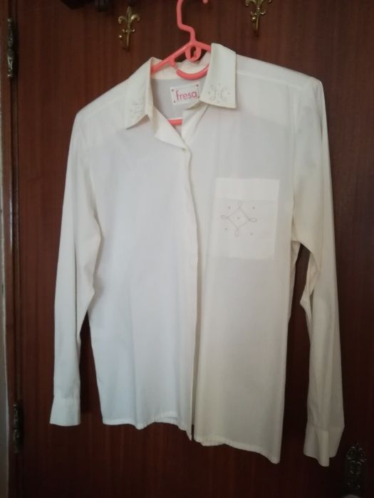 Blusa camiseira em algodão, branco pérola com bordados.