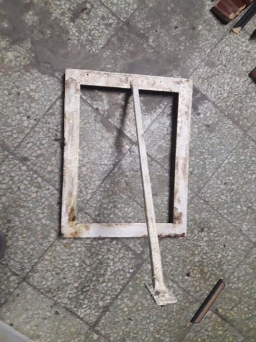 Metalowa rama o wym  36 cm na 46 cm wspornik podstawa uchwyt stelaż