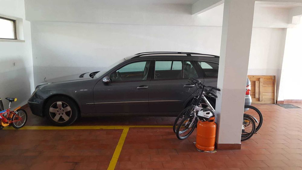 Arrenda-se lugar de estacionamento em Garagem - Santo Amaro de Oeiras