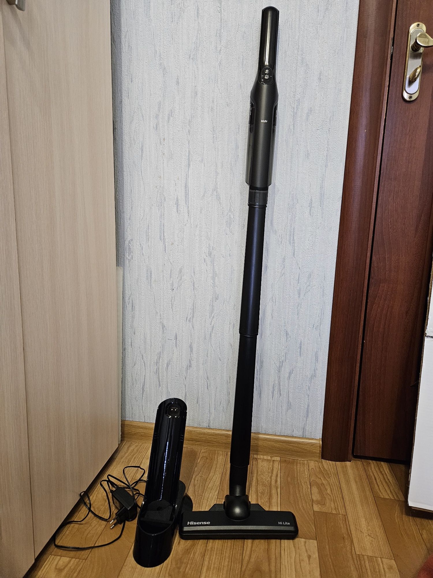 Пилосос ручний для дому або авто  Hisense HVC9401BK