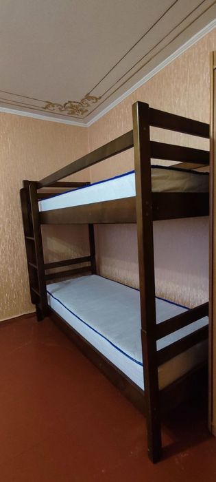 Двоповерхове ліжко з двома матрацами