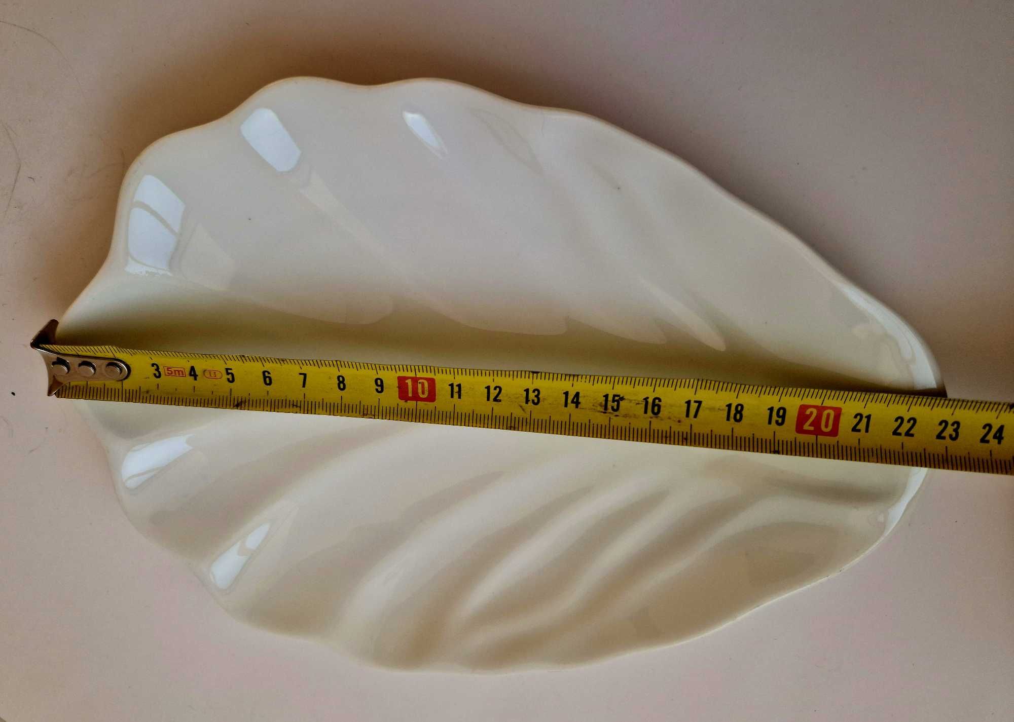 Тарелка блюдо керамика белое лепесток.