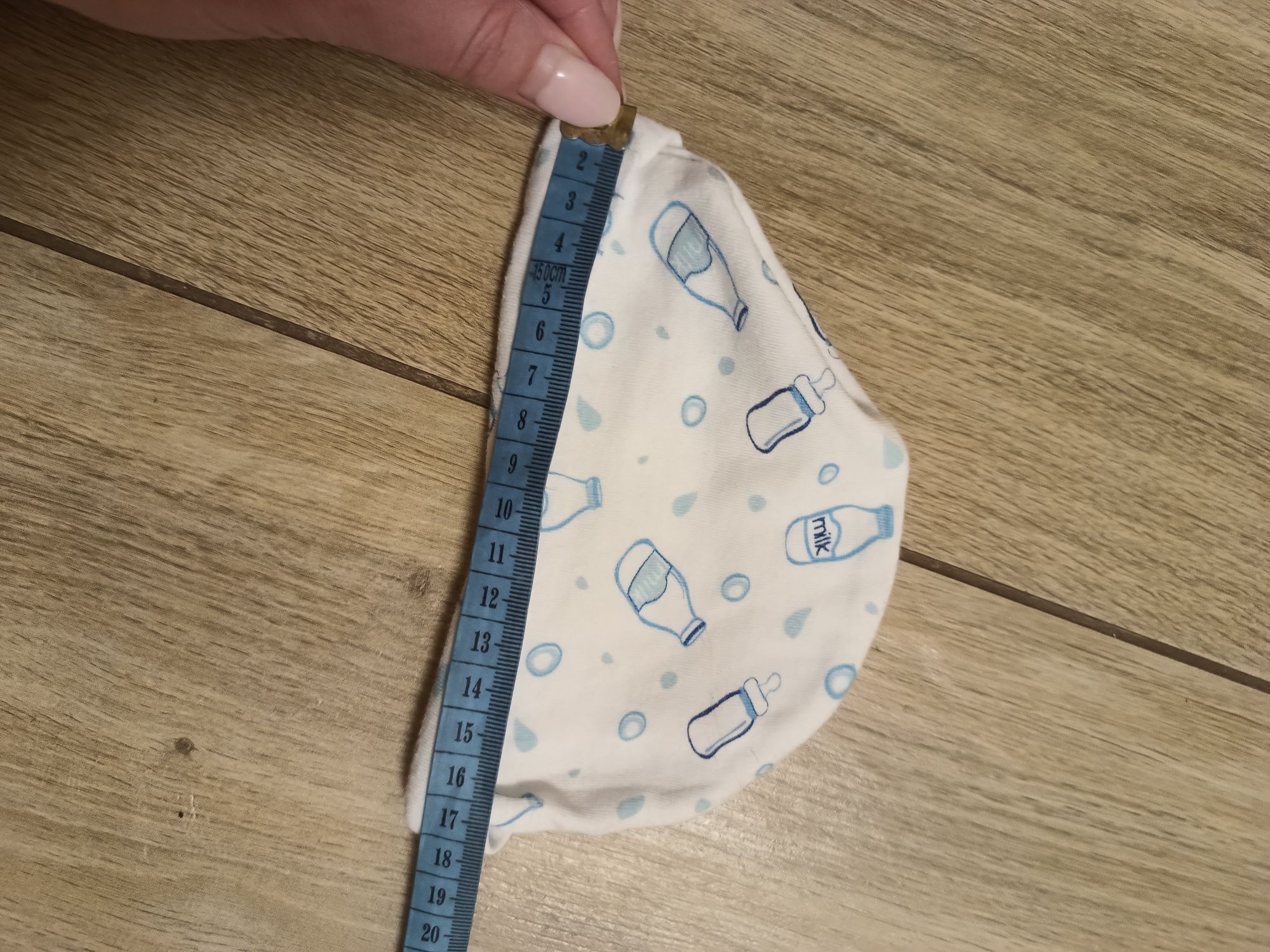 Biała dziecięca niemowlęca czapeczka w ozdobny wzór butelki mleka unis