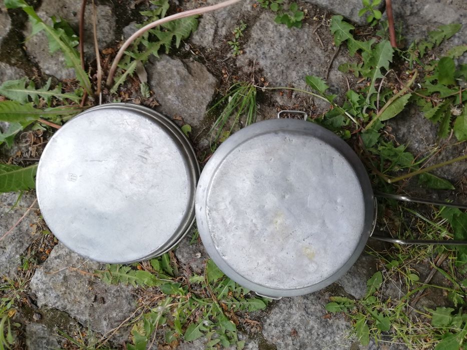 Menażka turystyczna, menażka z uchwytami i pokrywką z sygnaturą