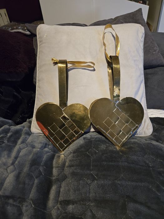 Dwa serduszka w kolorze złotym.