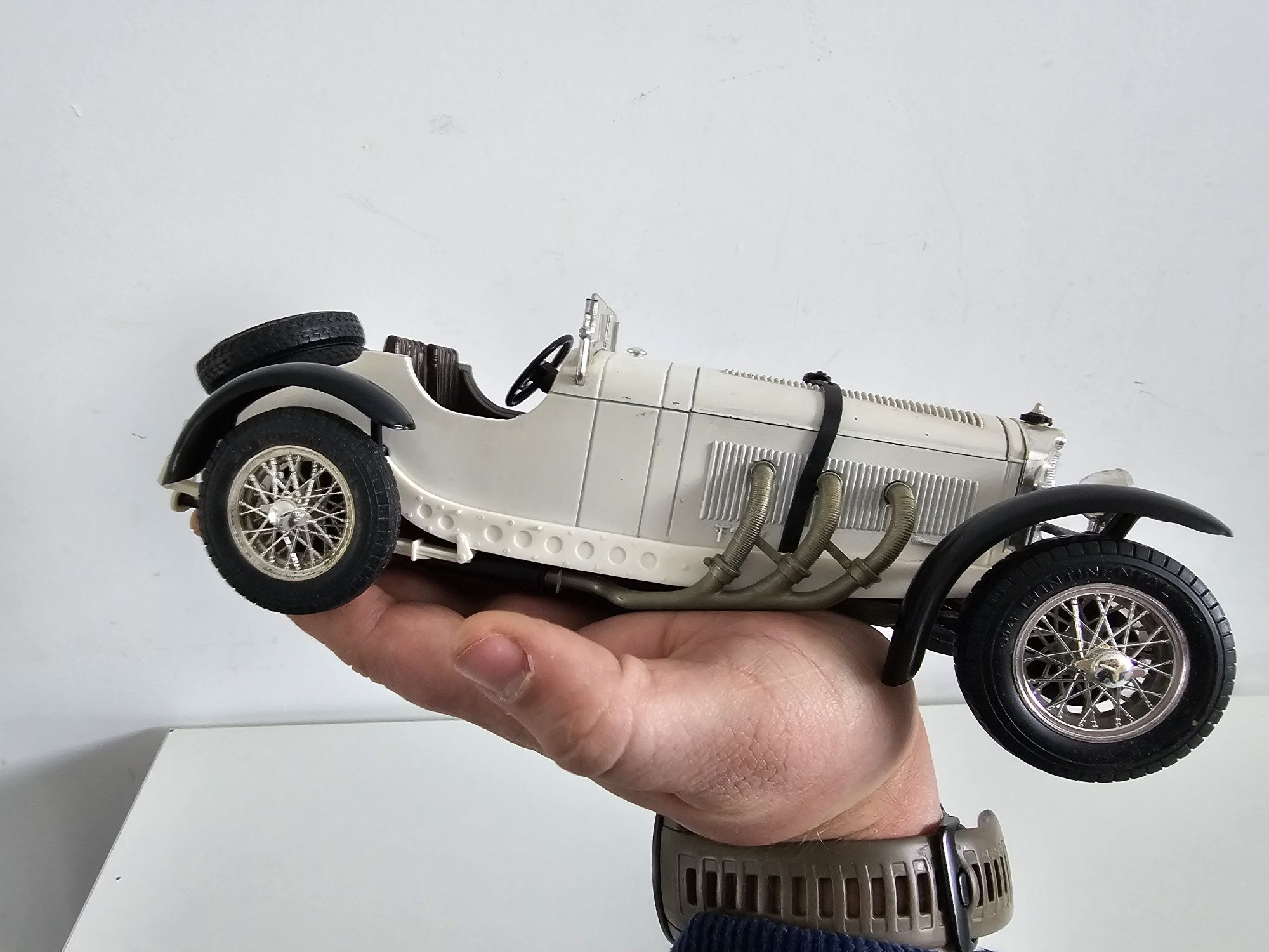 Model Mercedes Benz ssk bburago skala 1:18