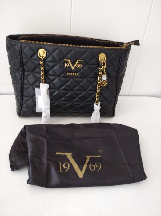 Mala preta da marca Versace 19.69