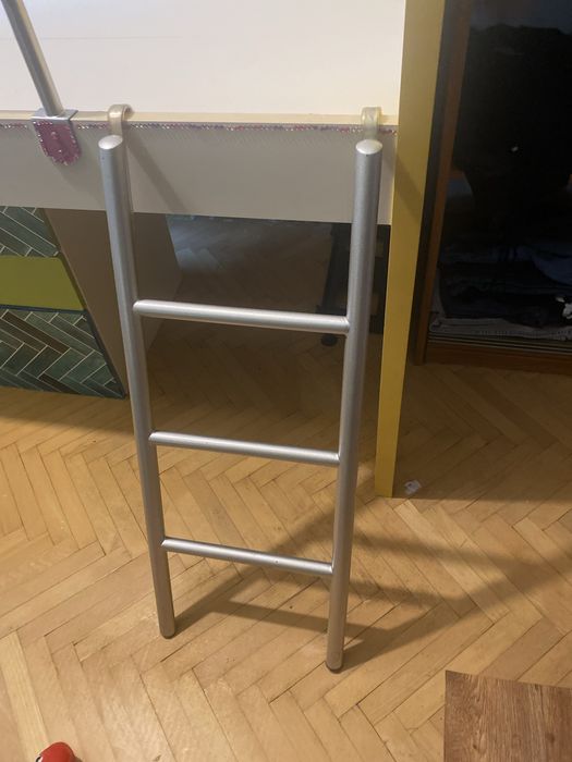 Łóżko piętrowe z drabinką