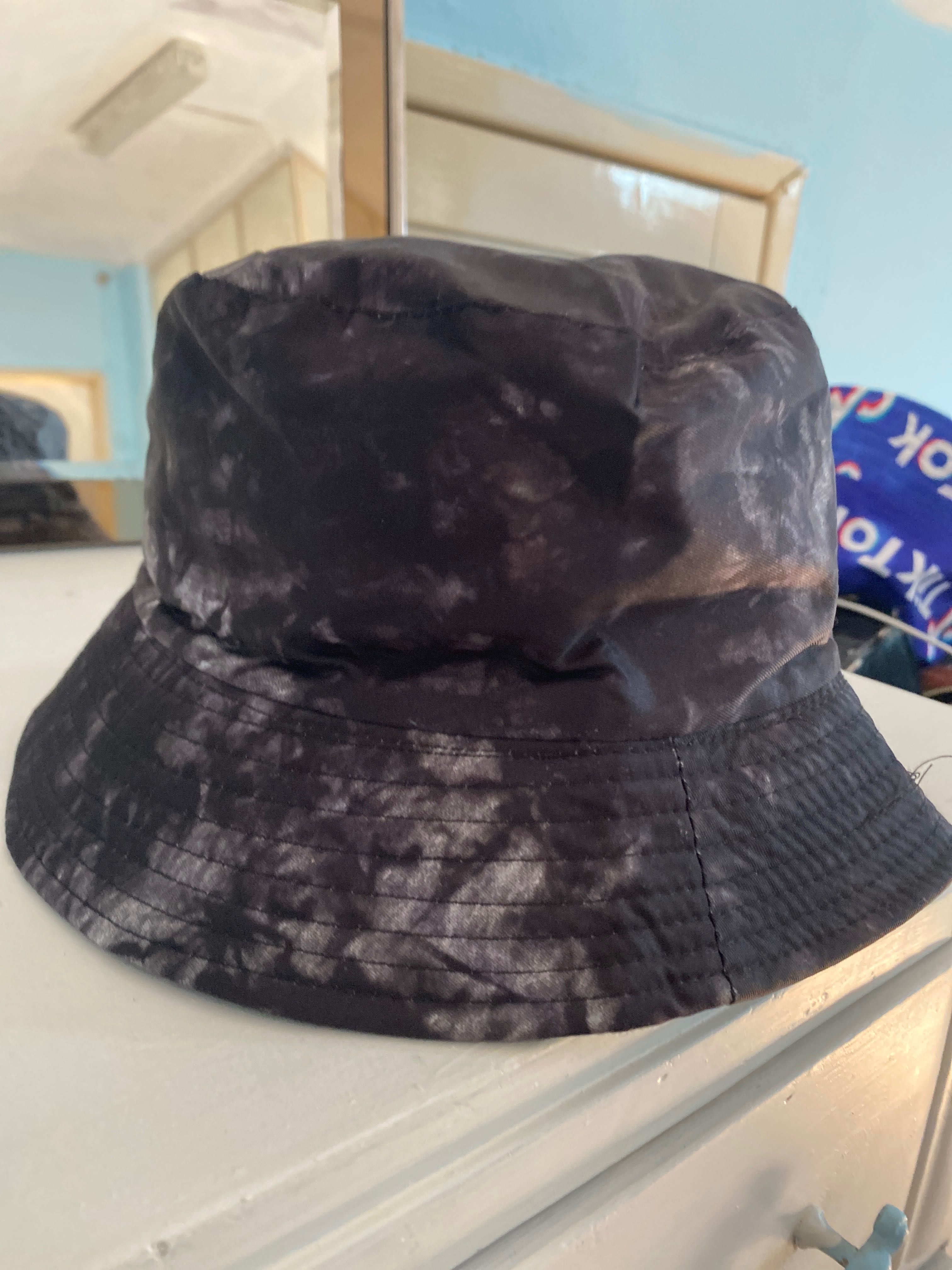 Chapéu branco e preto do tipo kiko