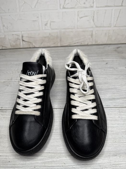 Модные женские кожаные кроссовки rov с отделкой из меха