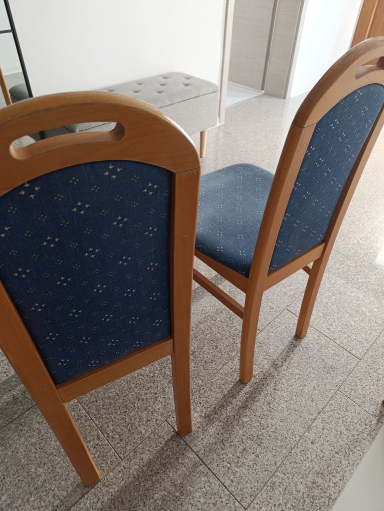 Dwa krzesła drewniane kuchenne