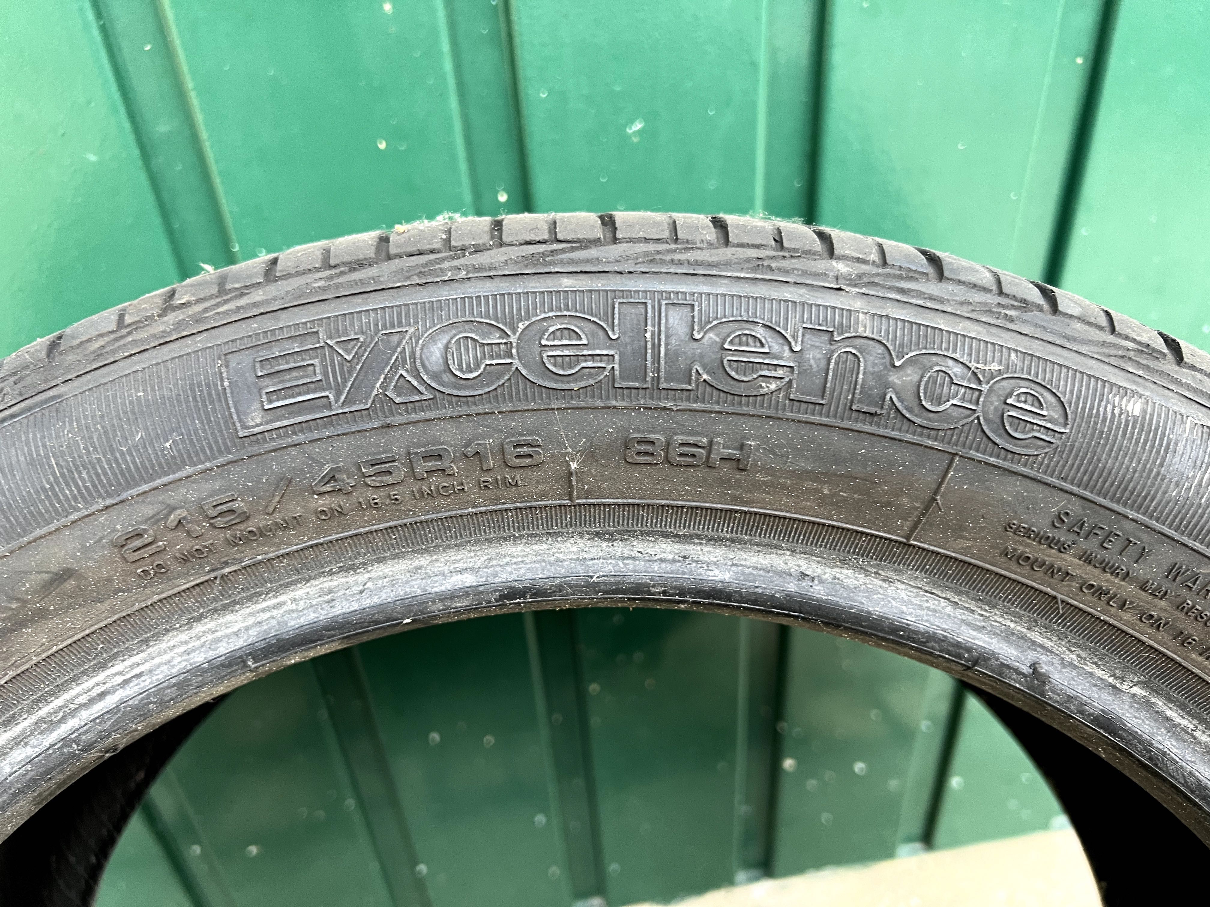 Pneu GoodYear Excellence 215/45 R16