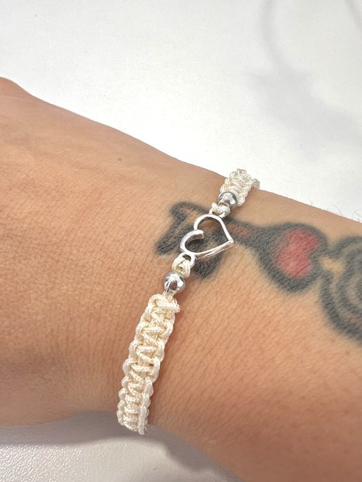 Pulseira ajustável.