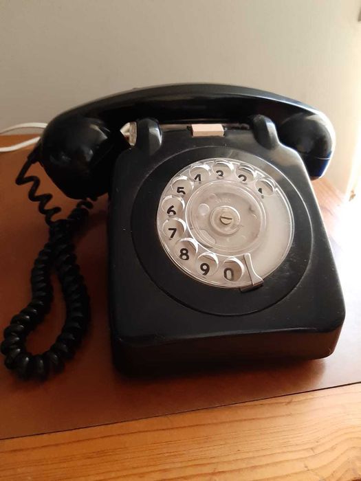 Telefone antigo de disco preto