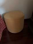 Puff em tecido tons de amarelo