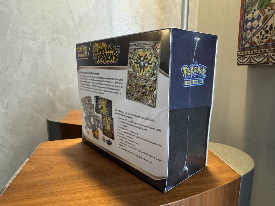 Surging Sparks ETB - 1 szt- sealed Pokemon