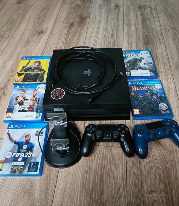 Zestaw PS4 Pro 1t z grami i padami