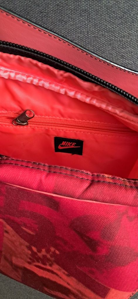Летняя яркая сумочка  NIKE