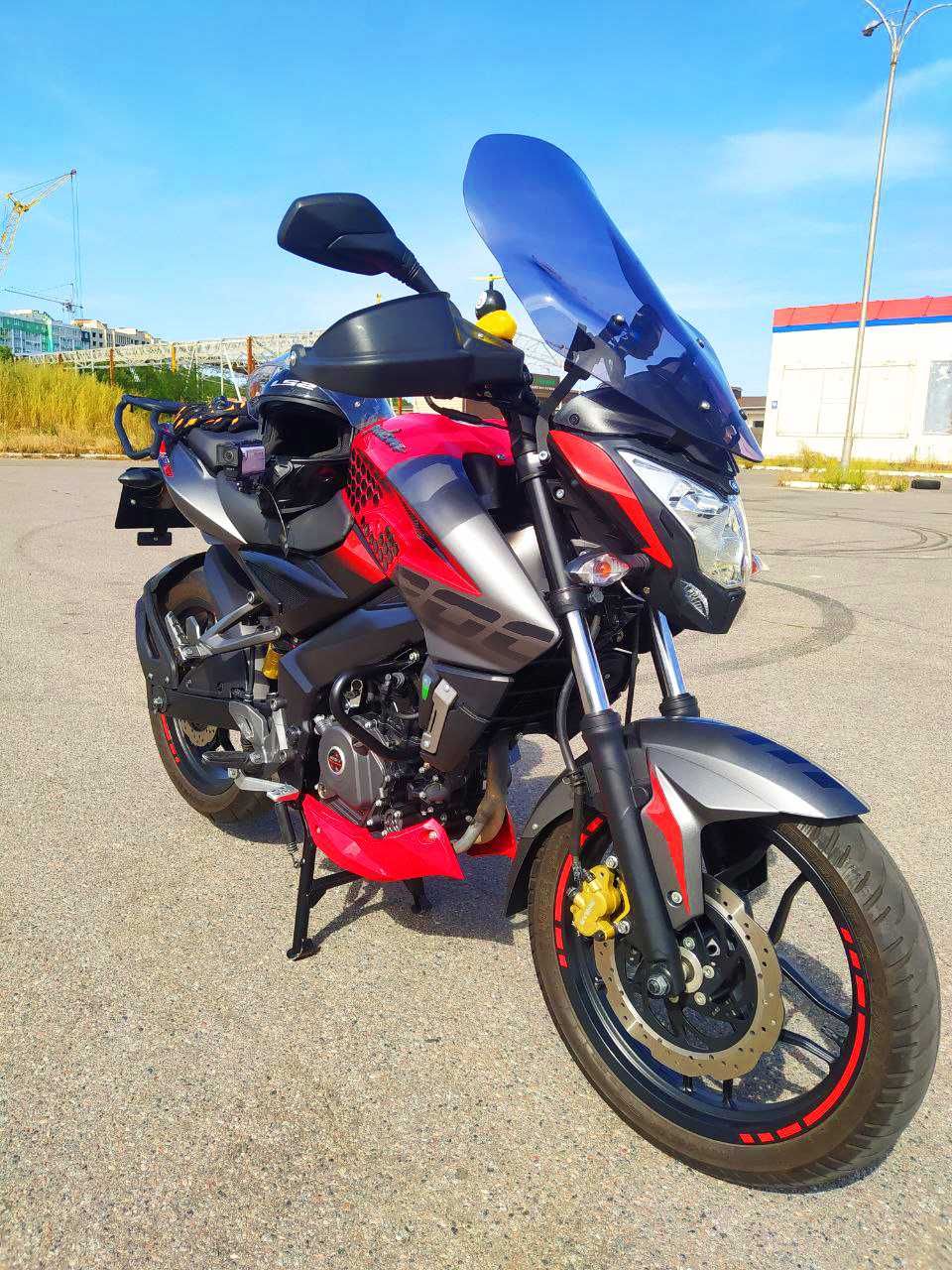 Bajaj NS 200 Pulsar / Kawasaki NS 200 Rouser