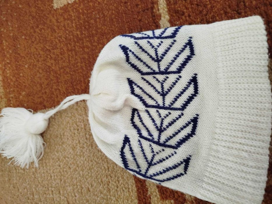 Biała czapka z pomponem r 48