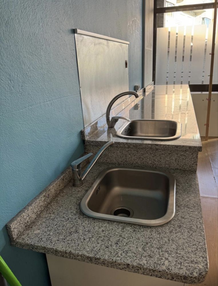Bancada em granito com banca em inox
