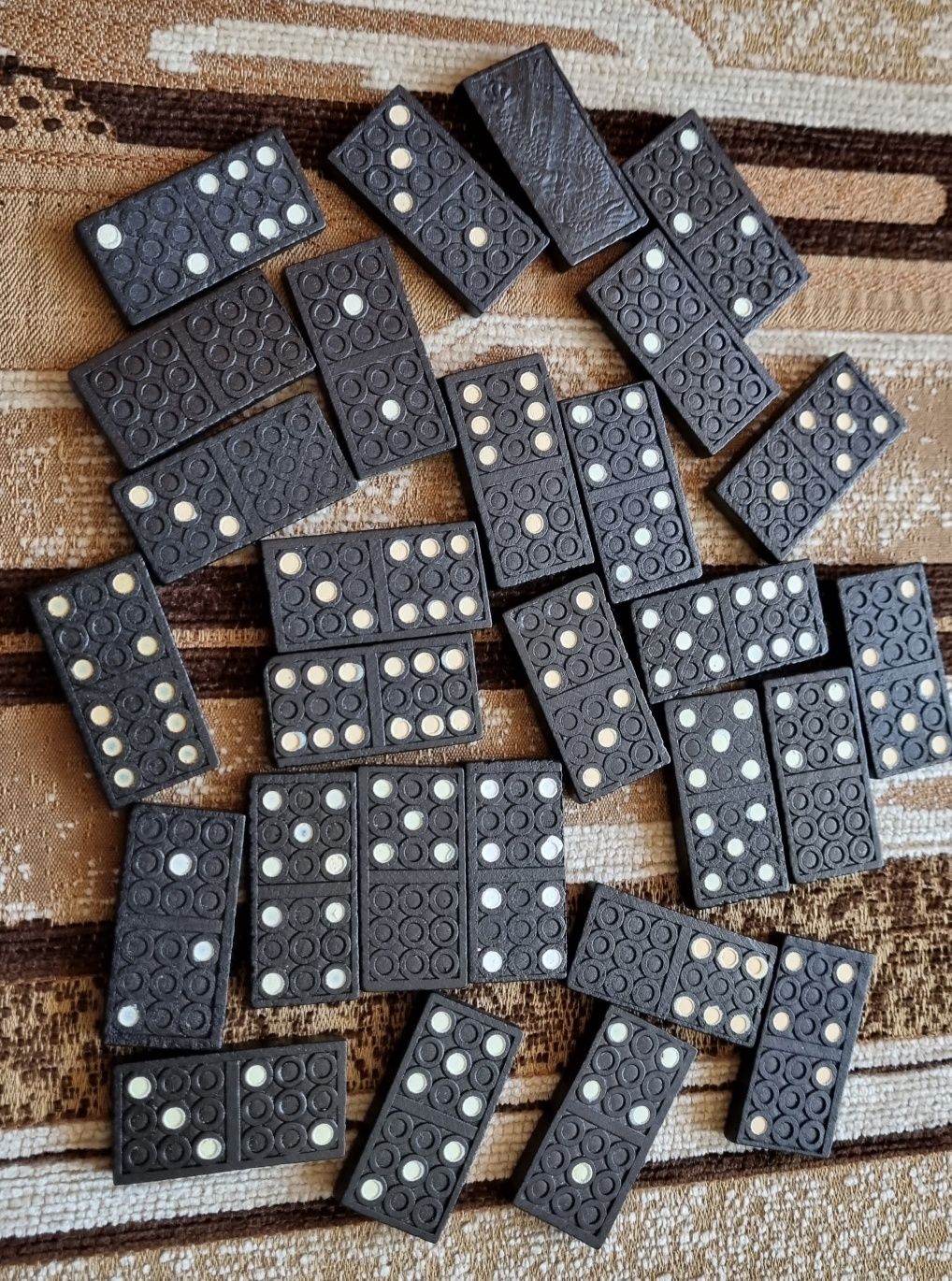 Domino w drewnianym pudełku