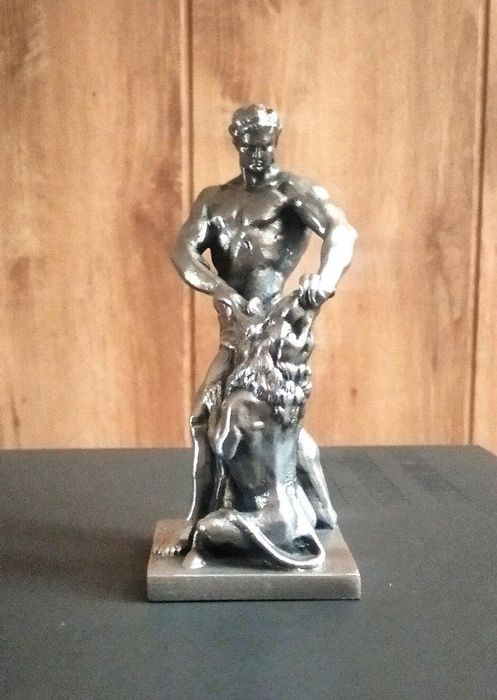 Статуэтка Самсон разрывающий пасть льва