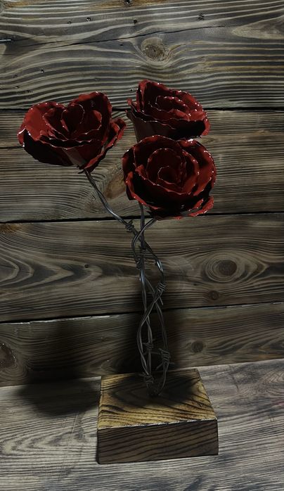 Wieczna róża z metalu