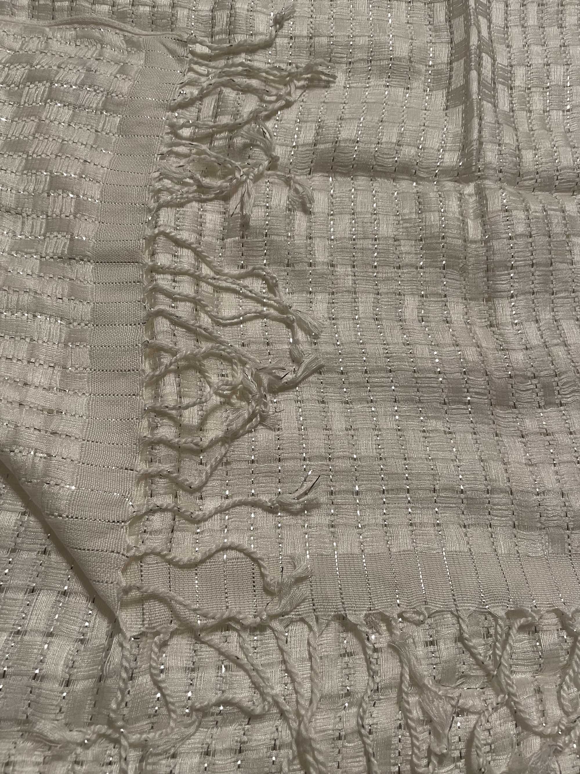 Elegancki, ażurowy damski szal marki CODELLO z błyszczącą nicią BIAŁY