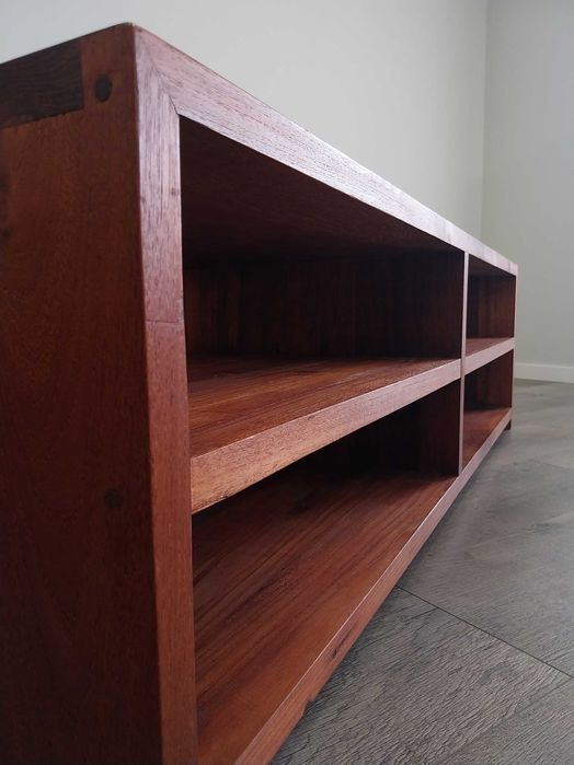 Mesa de centro / tv em madeira maciça