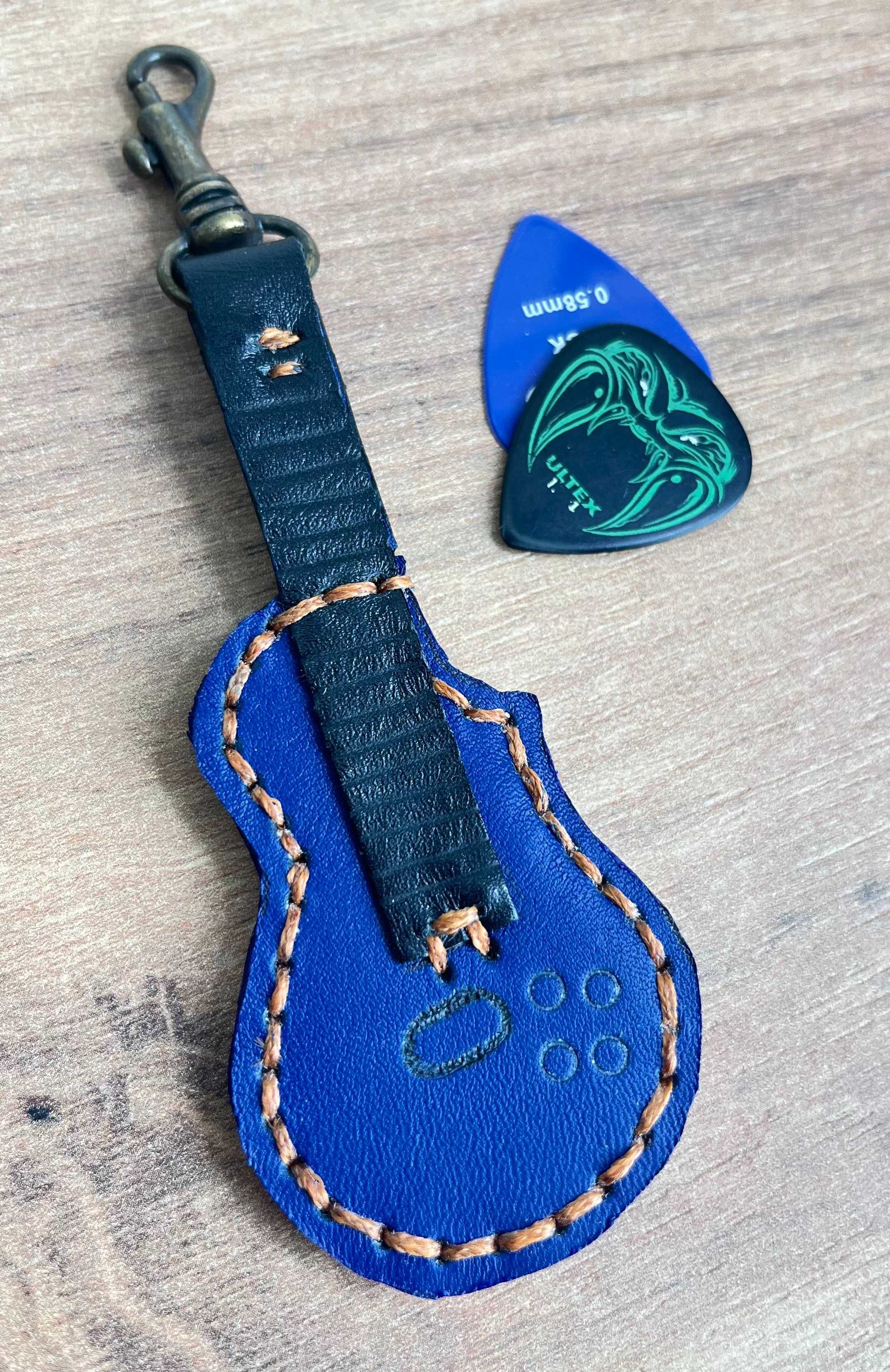 skórzany brelok gitara ręcznie robiony zawieszka do torby plecaka