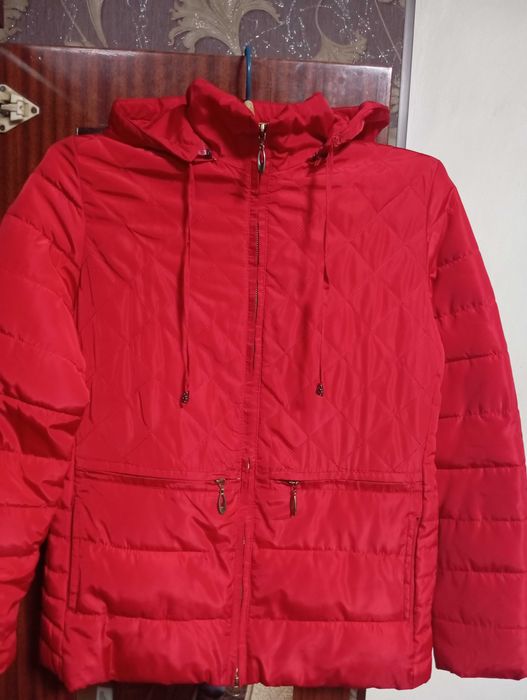 Курточка жіноча червона гарна