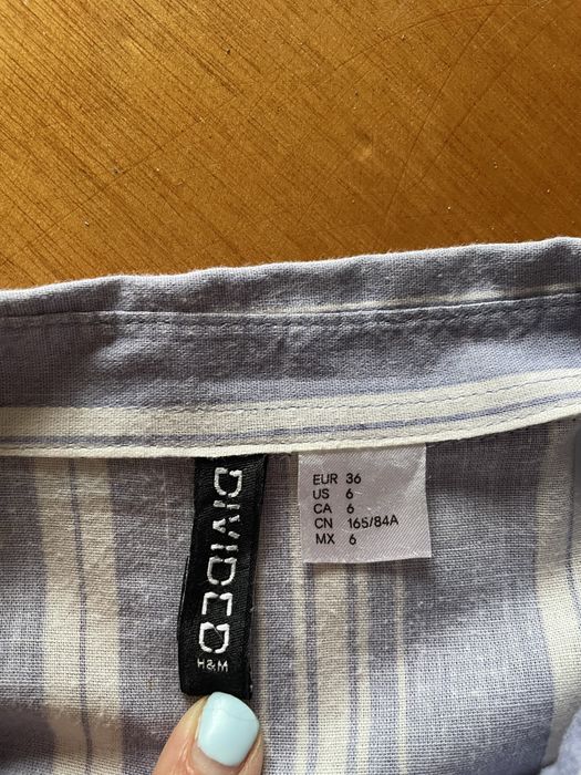 Camisa riscas azuis e brancas