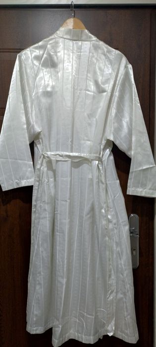 Triumph Atlasowy biały szlafrok rozmiar 38