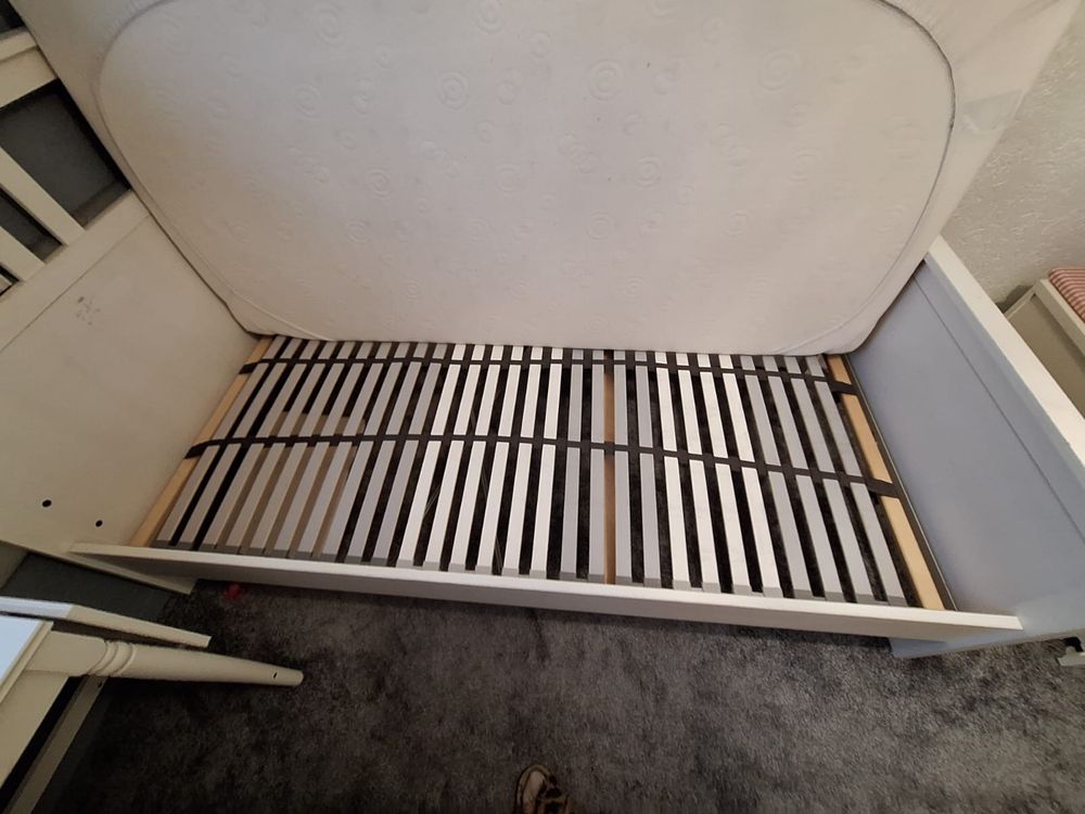 Łóżka Ikea HEMNES ze stelażem