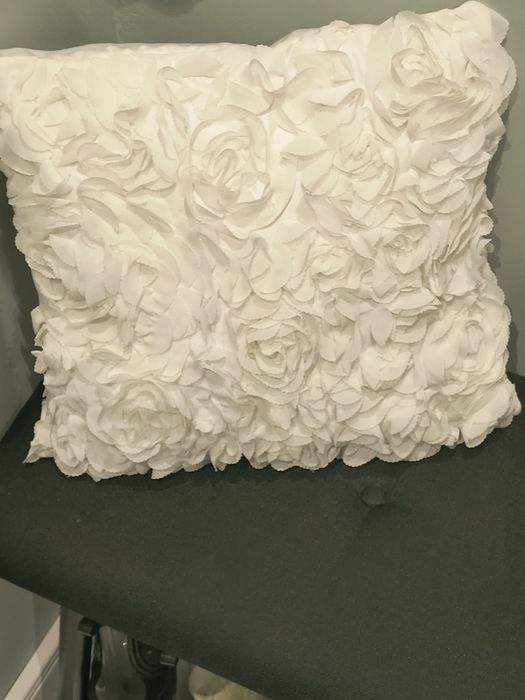 Biała poszewka z elementami 3d kwiaty hm home 40x40